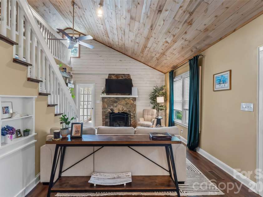 1026 14th Avenue Drive, Hickory, NC 28601.  MLS# CAR4400748, YatesRealty ID 36312. 