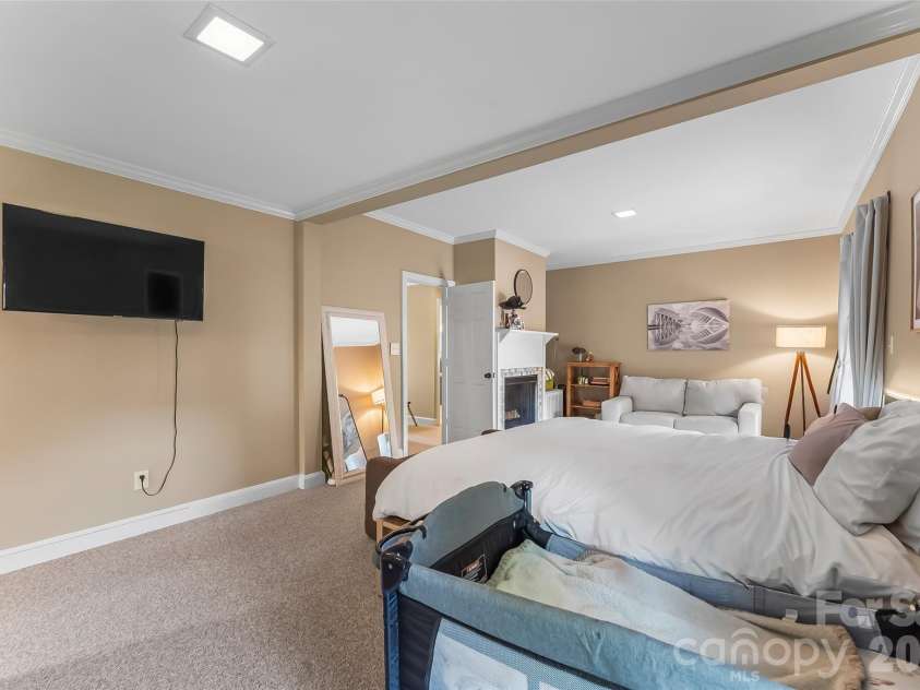 1026 14th Avenue Drive, Hickory, NC 28601.  MLS# CAR4400748, YatesRealty ID 36312. 