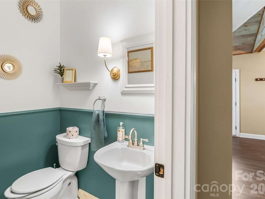 1026 14th Avenue Drive, Hickory, NC 28601.  MLS# CAR4400748, YatesRealty ID 36312. 