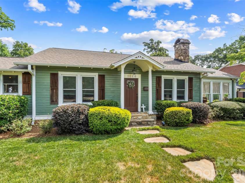 1026 14th Avenue Drive, Hickory, NC 28601.  MLS# CAR4400748, YatesRealty ID 36312. 