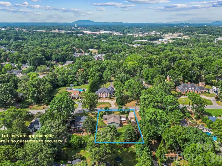 1026 14th Avenue Drive, Hickory, NC 28601.  MLS# CAR4400748, YatesRealty ID 36312. 