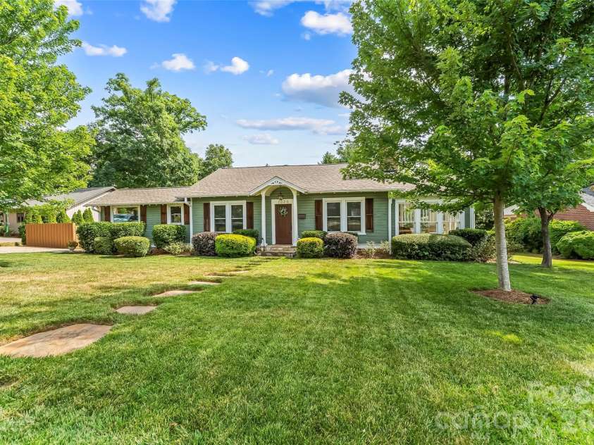 1026 14th Avenue Drive, Hickory, NC 28601.  MLS# CAR4400748, YatesRealty ID 36312. 