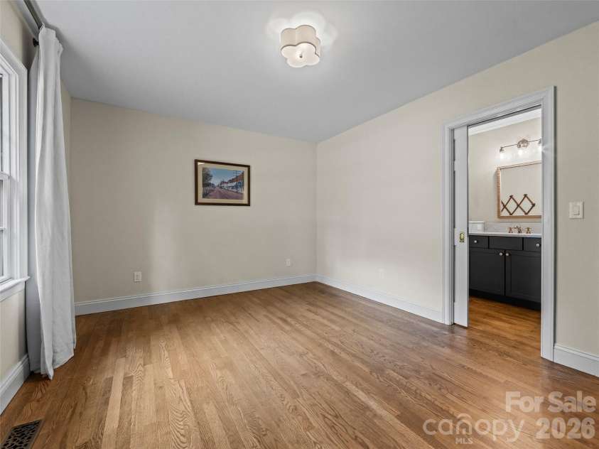 30 White Oak Road, Asheville, NC 28803.  MLS# CAR4401241, YatesRealty ID 36315. 