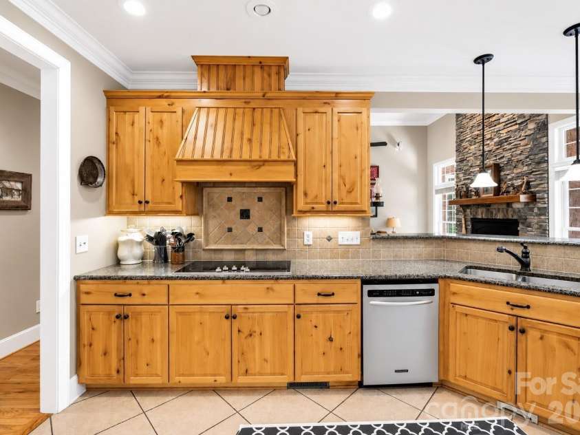 1347 Killian Road, Stanley, NC 28164.  MLS# CAR4397694, YatesRealty ID 36318. Tons of cabinet space!