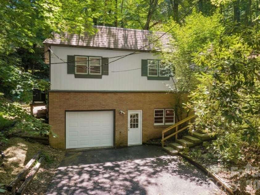 121 Horseshoe Drive, Boone, NC 28607.  MLS# CAR4402623, YatesRealty ID 36322. 