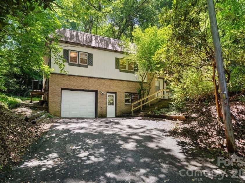 121 Horseshoe Drive, Boone, NC 28607.  MLS# CAR4402623, YatesRealty ID 36322. 