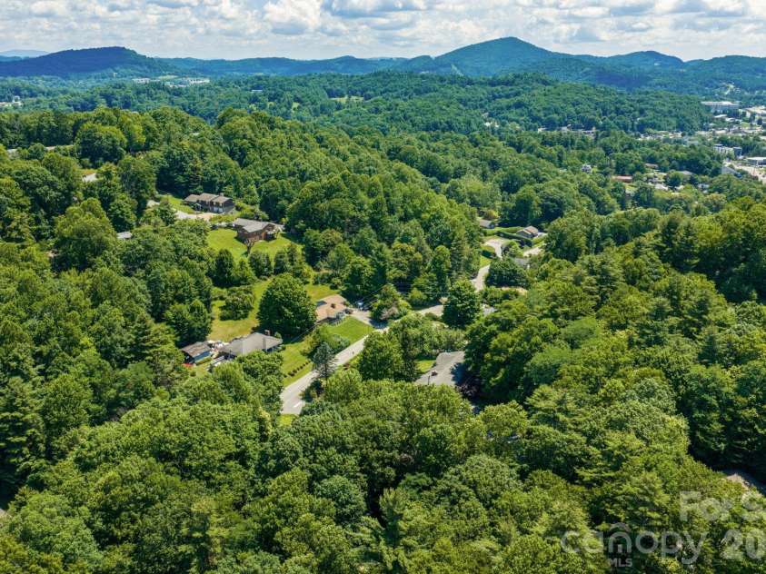 121 Horseshoe Drive, Boone, NC 28607.  MLS# CAR4402623, YatesRealty ID 36322. 