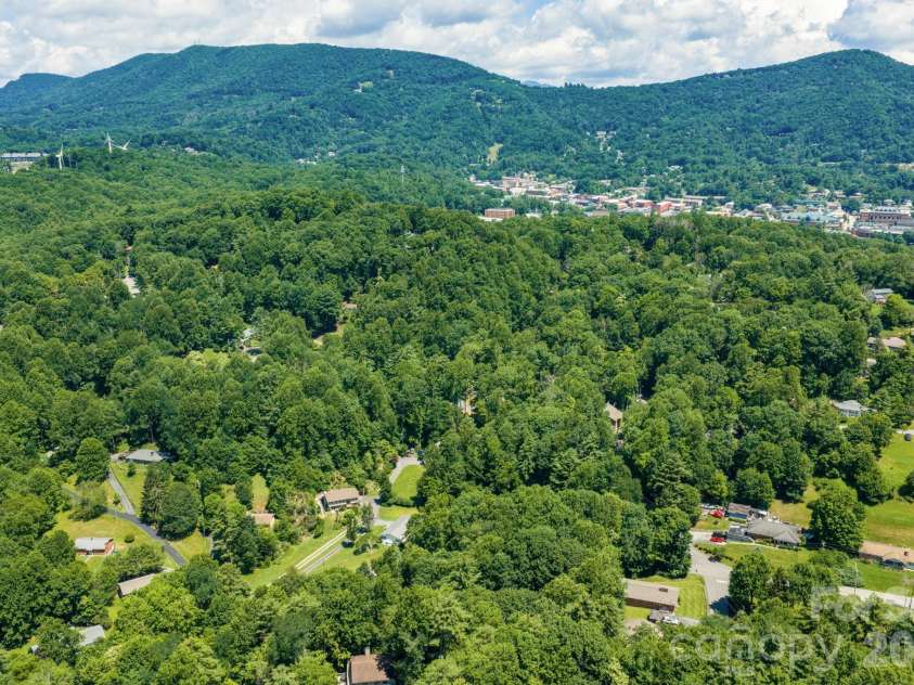 121 Horseshoe Drive, Boone, NC 28607.  MLS# CAR4402623, YatesRealty ID 36322. <5min drive to App State campus and Downtown Boone
