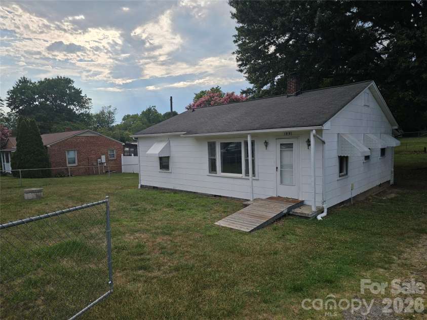 1515 16th Avenue, Hickory, NC 28601.  MLS# CAR4403029, YatesRealty ID 36327. 