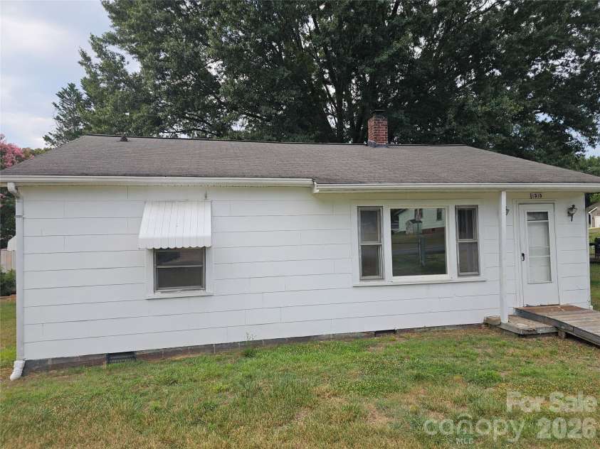 1515 16th Avenue, Hickory, NC 28601.  MLS# CAR4403029, YatesRealty ID 36327. 