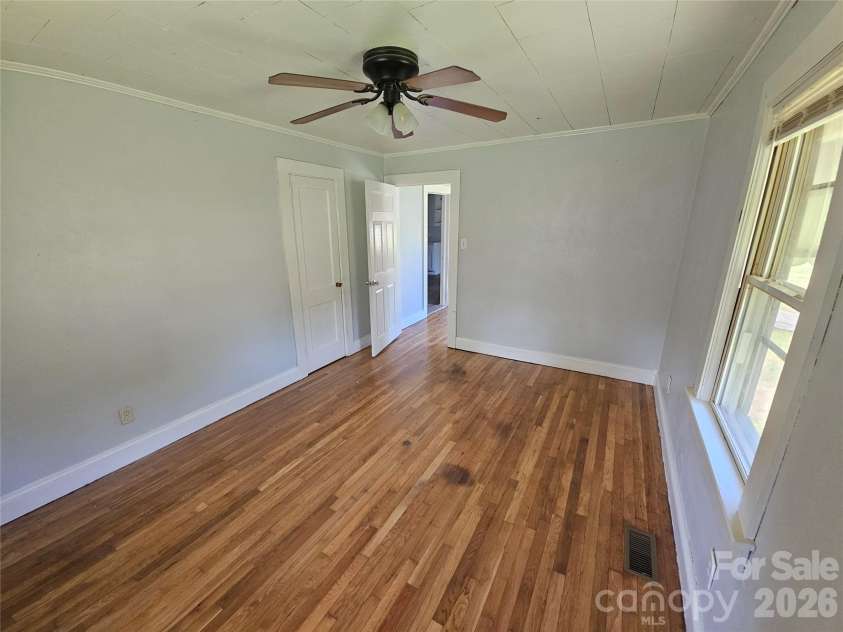 1515 16th Avenue, Hickory, NC 28601.  MLS# CAR4403029, YatesRealty ID 36327. 