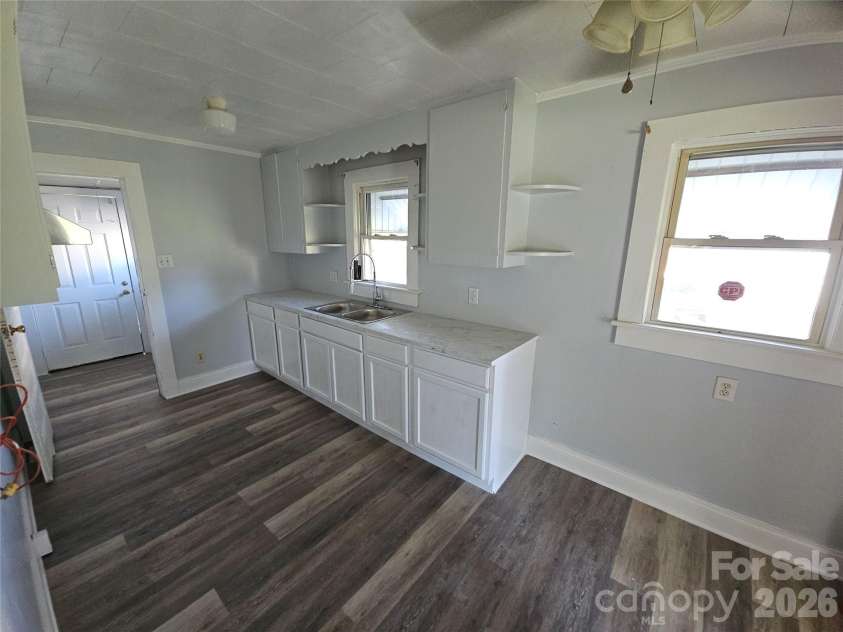 1515 16th Avenue, Hickory, NC 28601.  MLS# CAR4403029, YatesRealty ID 36327. 