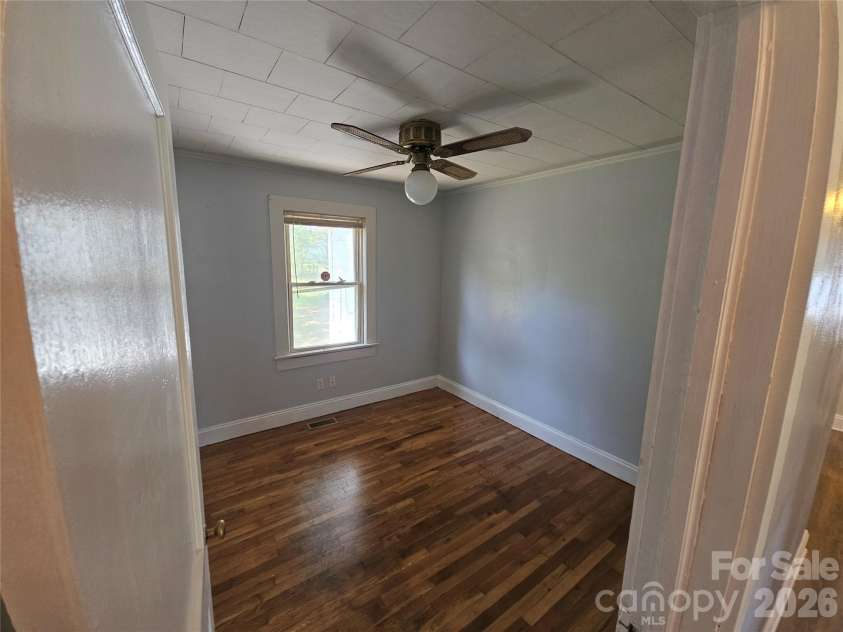1515 16th Avenue, Hickory, NC 28601.  MLS# CAR4403029, YatesRealty ID 36327. 