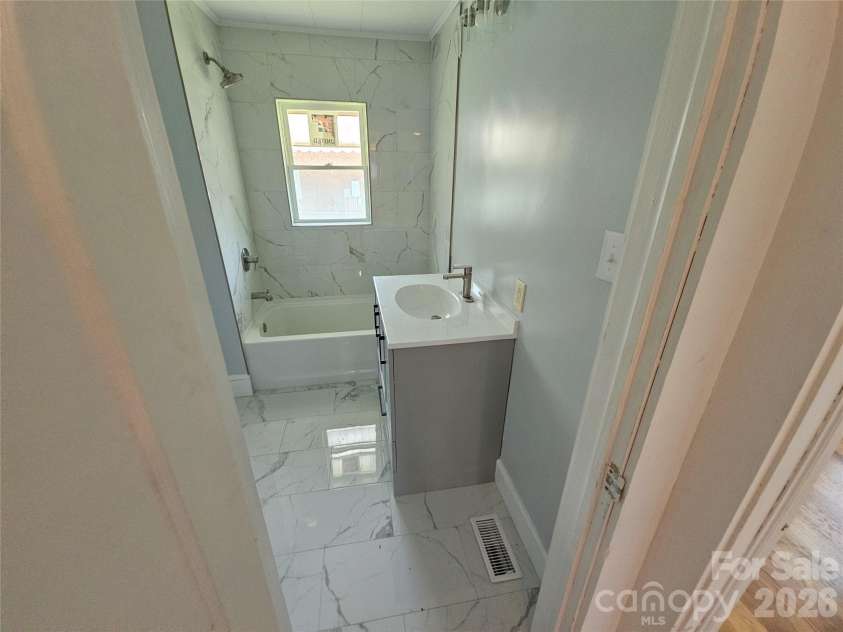 1515 16th Avenue, Hickory, NC 28601.  MLS# CAR4403029, YatesRealty ID 36327. 