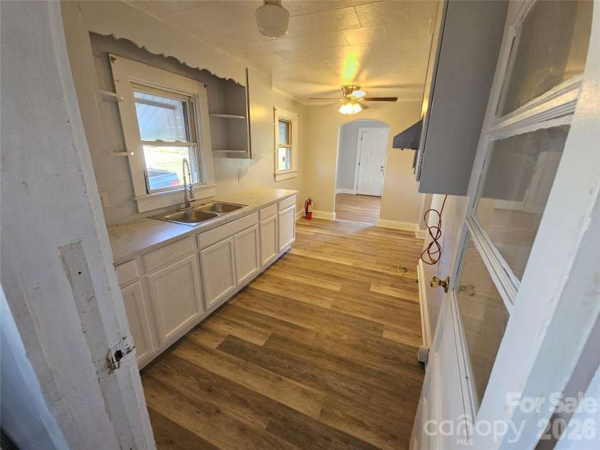 1515 16th Avenue, Hickory, NC 28601.  MLS# CAR4403029, YatesRealty ID 36327. 