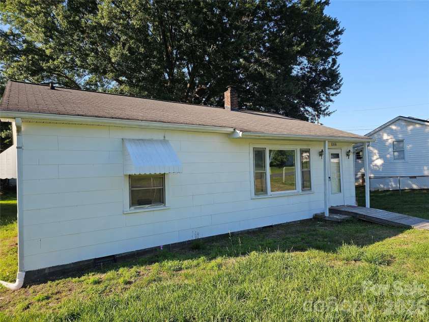 1515 16th Avenue, Hickory, NC 28601.  MLS# CAR4403029, YatesRealty ID 36327. 
