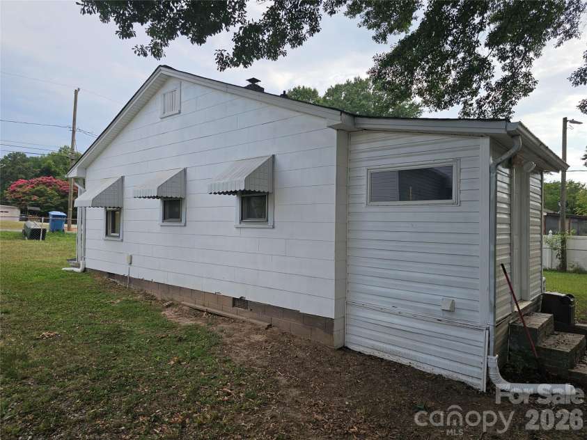 1515 16th Avenue, Hickory, NC 28601.  MLS# CAR4403029, YatesRealty ID 36327. 