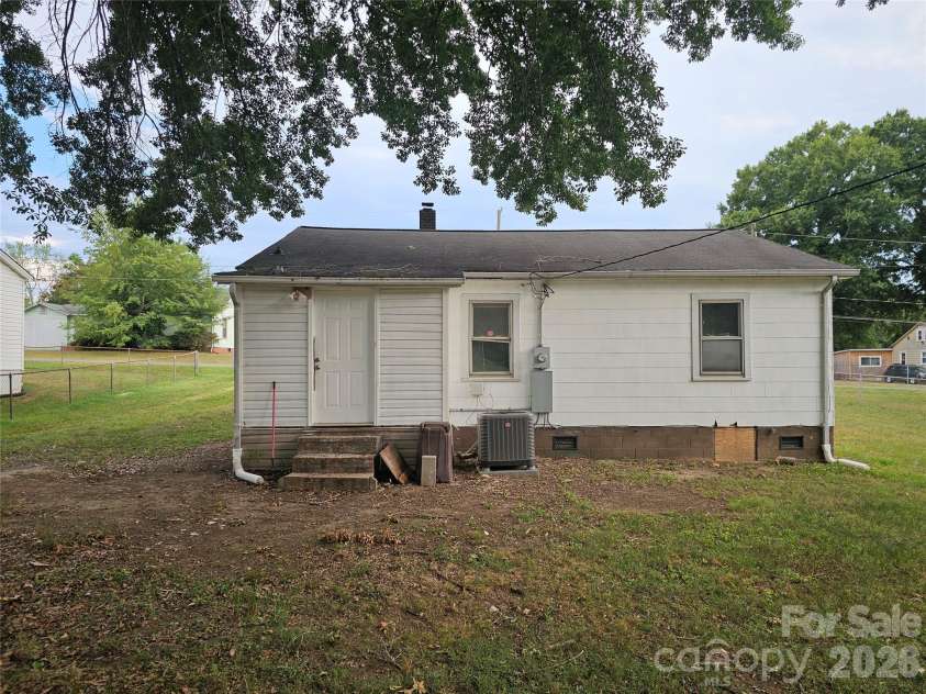 1515 16th Avenue, Hickory, NC 28601.  MLS# CAR4403029, YatesRealty ID 36327. 