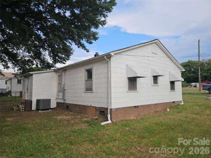 1515 16th Avenue, Hickory, NC 28601.  MLS# CAR4403029, YatesRealty ID 36327. 