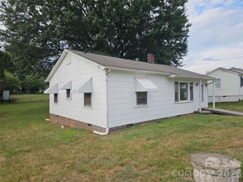 1515 16th Avenue, Hickory, NC 28601.  MLS# CAR4403029, YatesRealty ID 36327. 