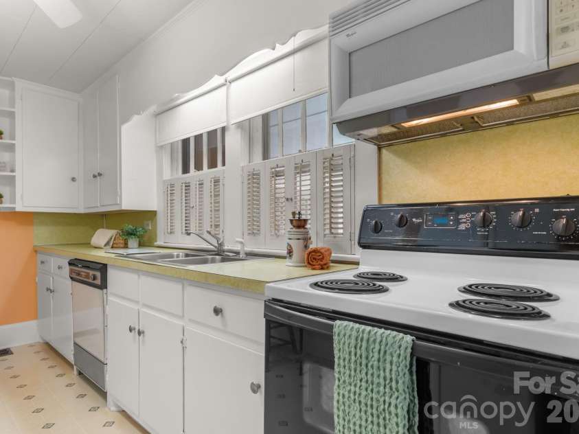 316 Drexel Road, Morganton, NC 28655.  MLS# CAR4414904, YatesRealty ID 3633. Lots of storage in this kitchen...even a pantry!