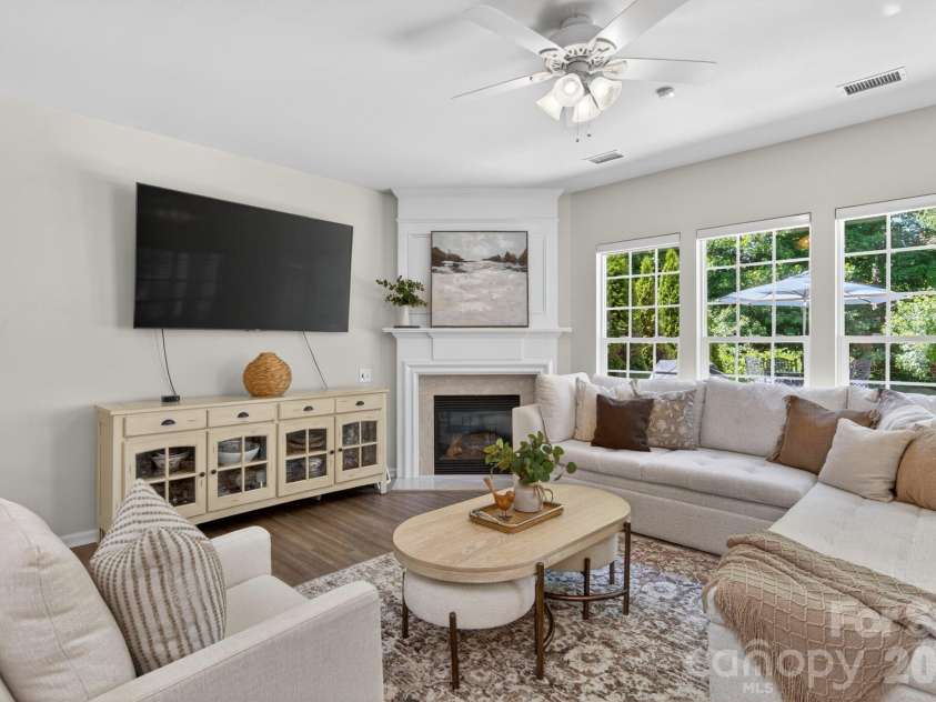 1265 Hamburg Court, Waxhaw, NC 28173.  MLS# CAR4382070, YatesRealty ID 36336. Large family room w/gas fireplace.