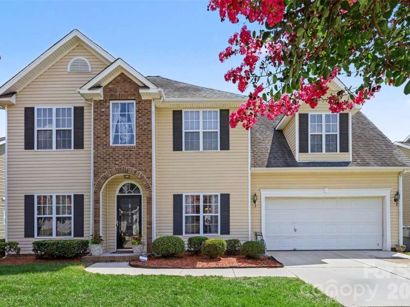 1826 Conifer Circle, Charlotte, NC 28213.  MLS# CAR4401338, YatesRealty ID 36345. 