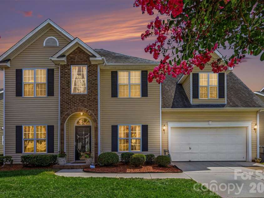 1826 Conifer Circle, Charlotte, NC 28213.  MLS# CAR4401338, YatesRealty ID 36345. 