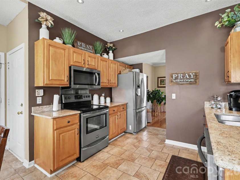 1826 Conifer Circle, Charlotte, NC 28213.  MLS# CAR4401338, YatesRealty ID 36345. 