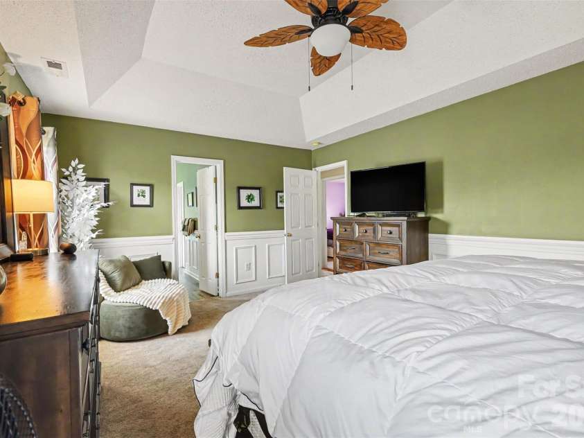 1826 Conifer Circle, Charlotte, NC 28213.  MLS# CAR4401338, YatesRealty ID 36345. 