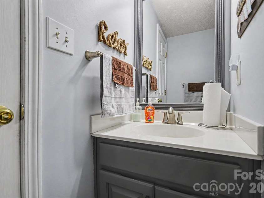 1826 Conifer Circle, Charlotte, NC 28213.  MLS# CAR4401338, YatesRealty ID 36345. 