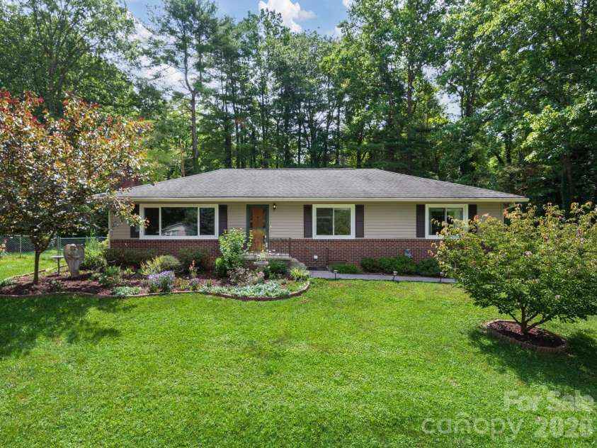 112 Lyndale Road, Hendersonville, NC 28739.  MLS# CAR4385229, YatesRealty ID 36352. 