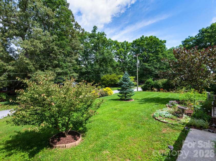 112 Lyndale Road, Hendersonville, NC 28739.  MLS# CAR4385229, YatesRealty ID 36352. 