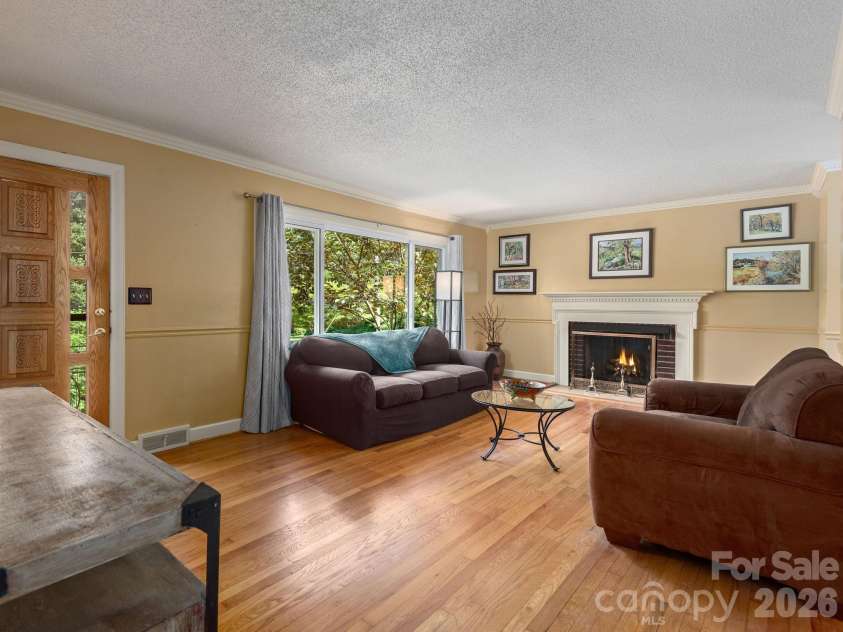 112 Lyndale Road, Hendersonville, NC 28739.  MLS# CAR4385229, YatesRealty ID 36352. 
