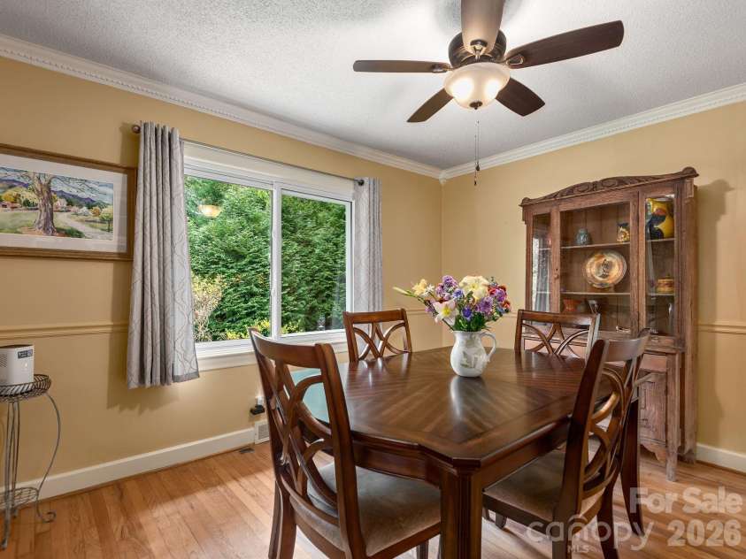 112 Lyndale Road, Hendersonville, NC 28739.  MLS# CAR4385229, YatesRealty ID 36352. 