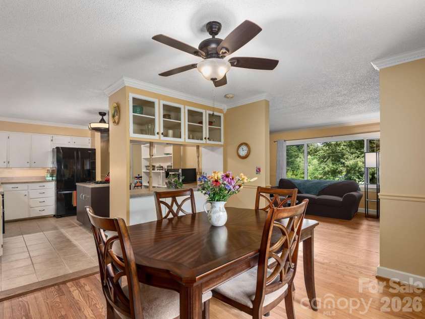 112 Lyndale Road, Hendersonville, NC 28739.  MLS# CAR4385229, YatesRealty ID 36352. 