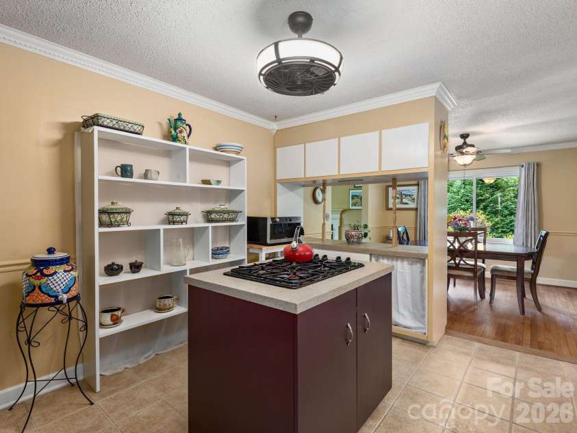 112 Lyndale Road, Hendersonville, NC 28739.  MLS# CAR4385229, YatesRealty ID 36352. 