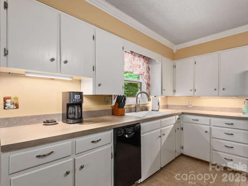 112 Lyndale Road, Hendersonville, NC 28739.  MLS# CAR4385229, YatesRealty ID 36352. 