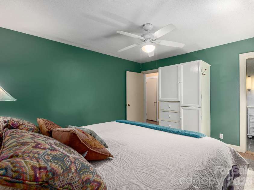 112 Lyndale Road, Hendersonville, NC 28739.  MLS# CAR4385229, YatesRealty ID 36352. 
