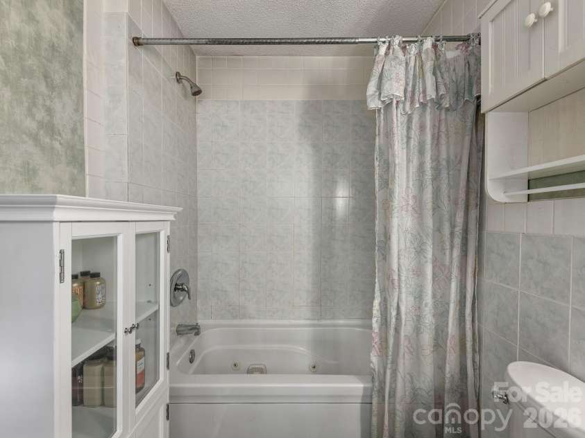 112 Lyndale Road, Hendersonville, NC 28739.  MLS# CAR4385229, YatesRealty ID 36352. 