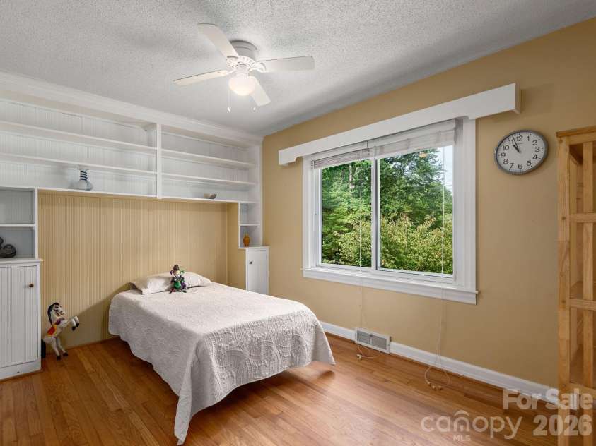 112 Lyndale Road, Hendersonville, NC 28739.  MLS# CAR4385229, YatesRealty ID 36352. 