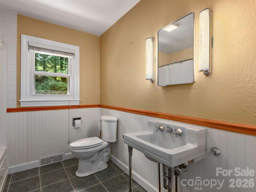 112 Lyndale Road, Hendersonville, NC 28739.  MLS# CAR4385229, YatesRealty ID 36352. 