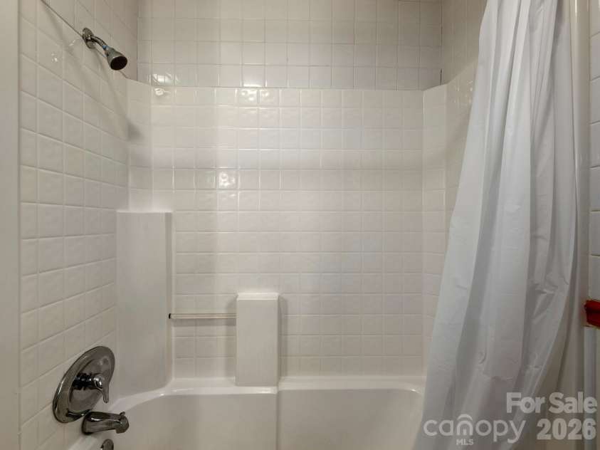 112 Lyndale Road, Hendersonville, NC 28739.  MLS# CAR4385229, YatesRealty ID 36352. 