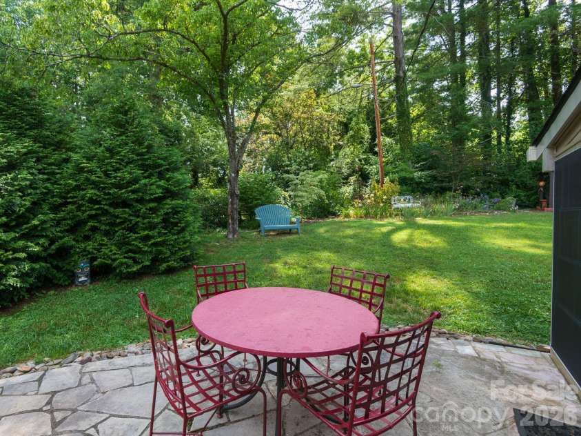 112 Lyndale Road, Hendersonville, NC 28739.  MLS# CAR4385229, YatesRealty ID 36352. 