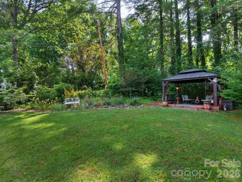 112 Lyndale Road, Hendersonville, NC 28739.  MLS# CAR4385229, YatesRealty ID 36352. 