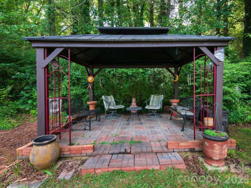 112 Lyndale Road, Hendersonville, NC 28739.  MLS# CAR4385229, YatesRealty ID 36352. 