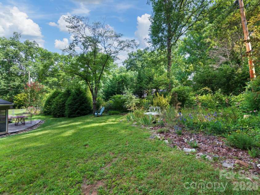 112 Lyndale Road, Hendersonville, NC 28739.  MLS# CAR4385229, YatesRealty ID 36352. 