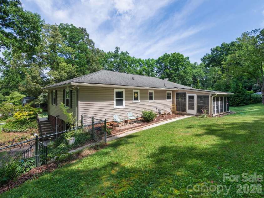 112 Lyndale Road, Hendersonville, NC 28739.  MLS# CAR4385229, YatesRealty ID 36352. 