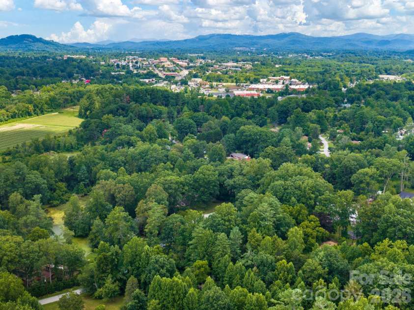 112 Lyndale Road, Hendersonville, NC 28739.  MLS# CAR4385229, YatesRealty ID 36352. 