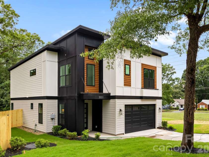 3031 Mathis Drive, Charlotte, NC 28208.  MLS# CAR4394538, YatesRealty ID 36356. 